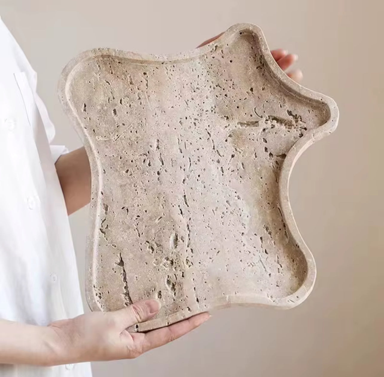 Plateau en travertin au design épuré