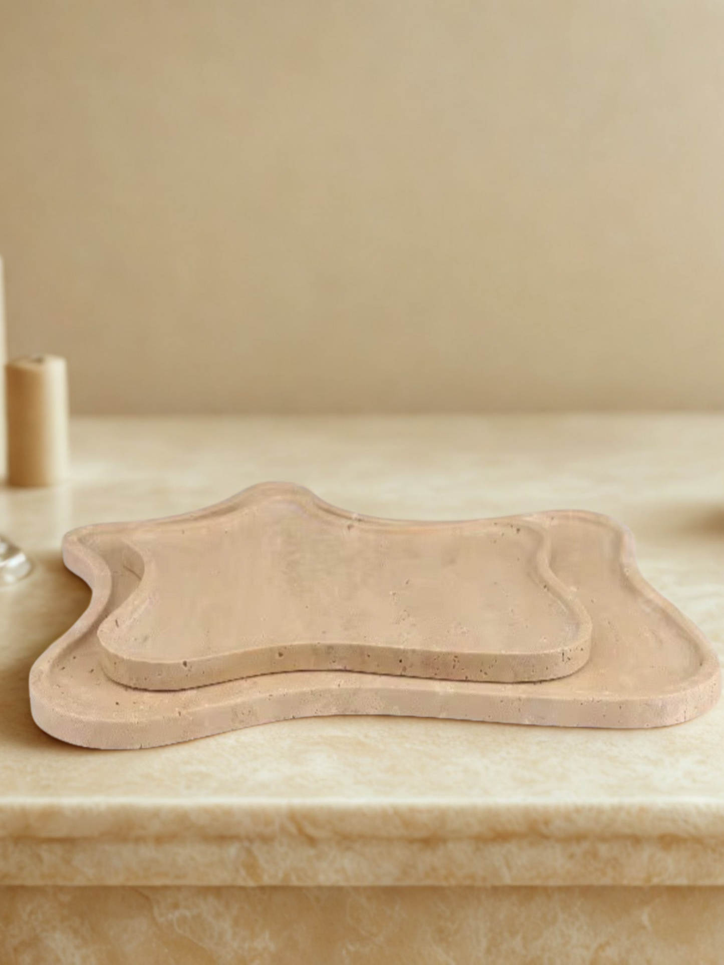Plateau en travertin au design épuré